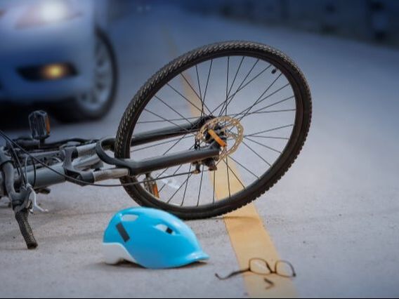 ¿Ha sido golpeado en su bicicleta o mientras cruzaba la calle? ¿Necesitará la ayuda de un abogado de lesiones personales? – Oficina Legal de Steven H. Henderson y Jill Stern-Henderson