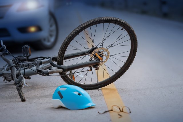 ¿Ha sido golpeado en su bicicleta o mientras cruzaba la calle? ¿Necesitará la ayuda de un abogado de lesiones personales? – Oficina Legal de Steven H. Henderson y Jill Stern-Henderson